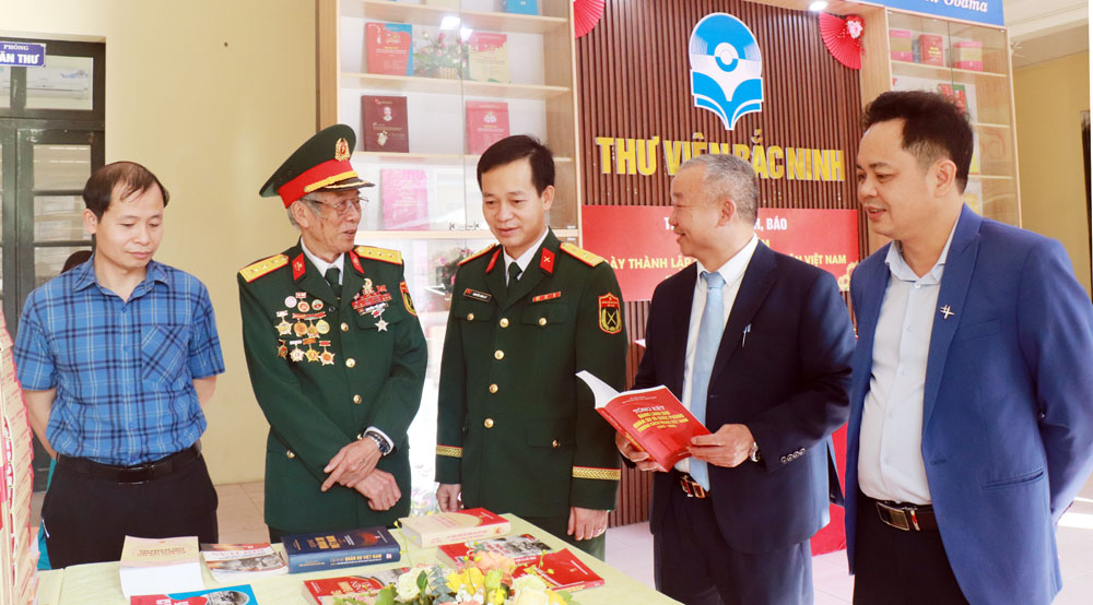 Đại biểu tham quan khu vực trưng b&agrave;y s&aacute;ch, b&aacute;o.