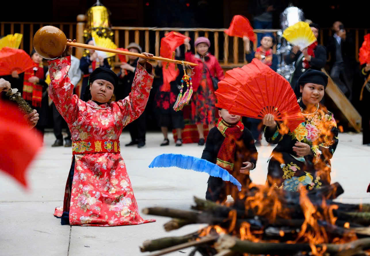 Lễ h&ocirc;i của bản l&agrave;ng Th&aacute;i Hải