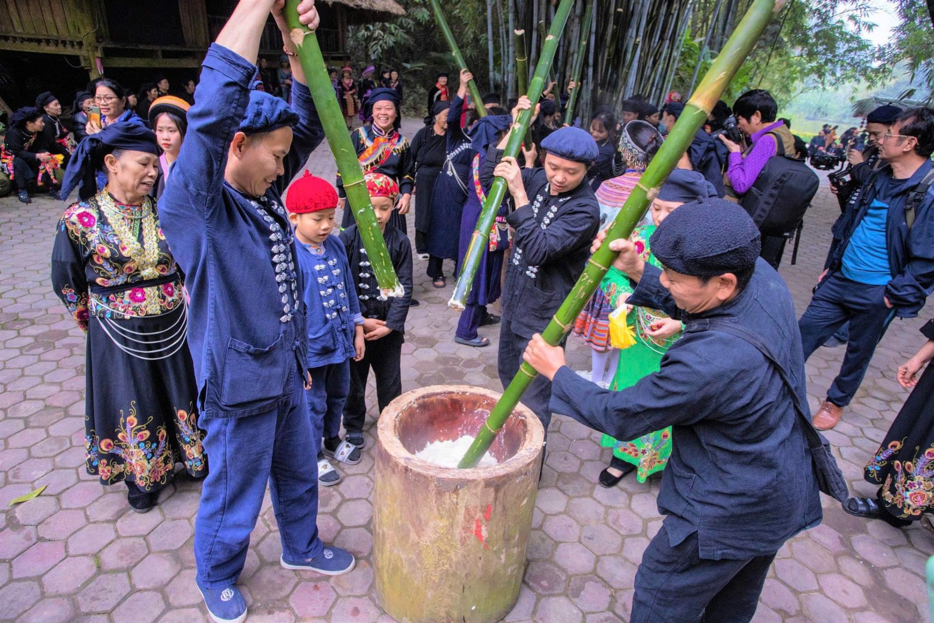 D&ograve;ng người tấp về khu du lich để hưởng thu n&eacute;t văn h&oacute;a của ngưới T&agrave;y