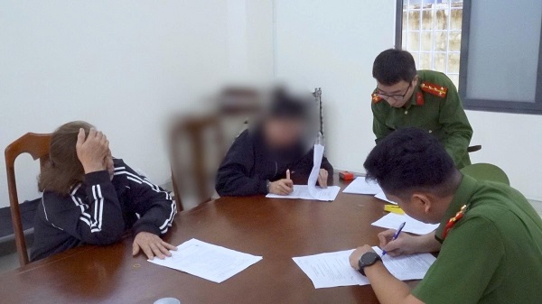 Cơ quan Cảnh sát điều tra Công an tỉnh Khánh Hòa bắt giữ và đang làm việc với hai đối tượng Cơ quan Cảnh sát điều tra Công an tỉnh Khánh Hòa bắt giữ và đang làm việc với hai đối tượng