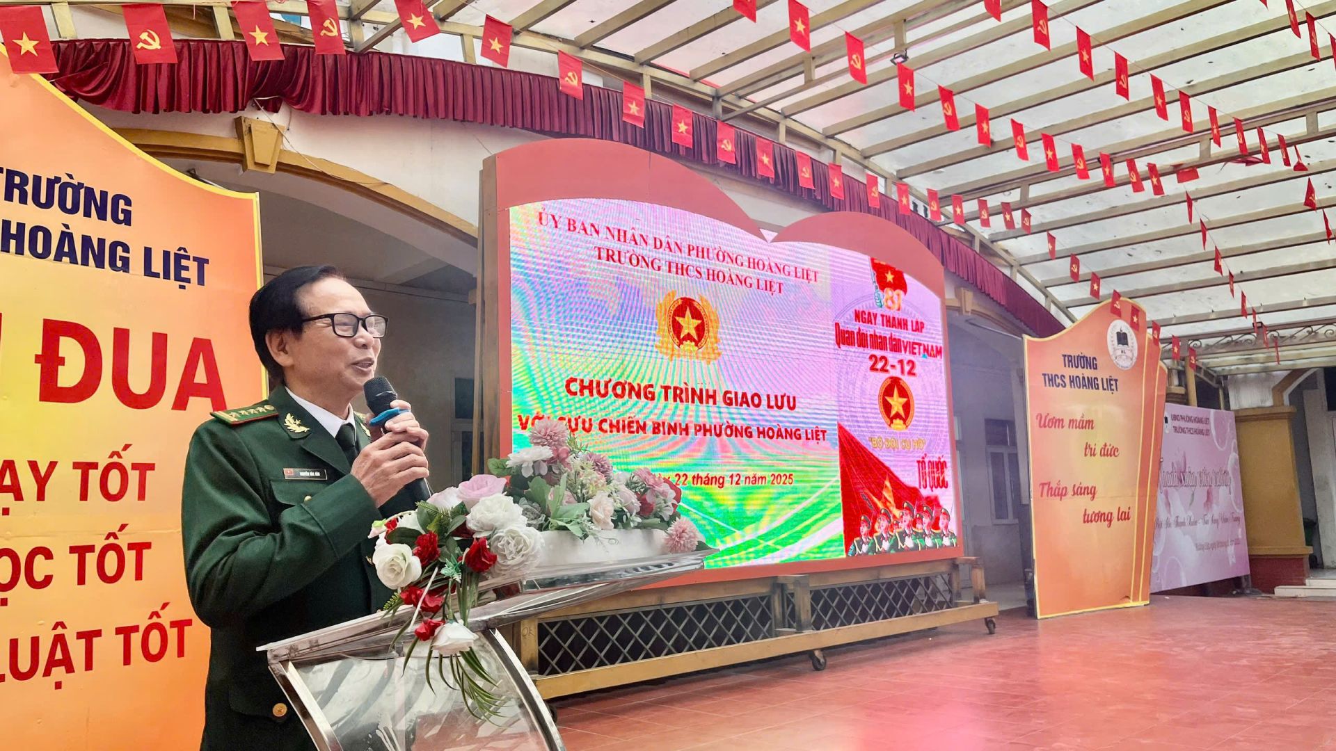 Hà Nội: Hơn 2.700 học sinh THCS Hoàng Liệt tham gia giao lưu truyền thống nhân Ngày 22/12