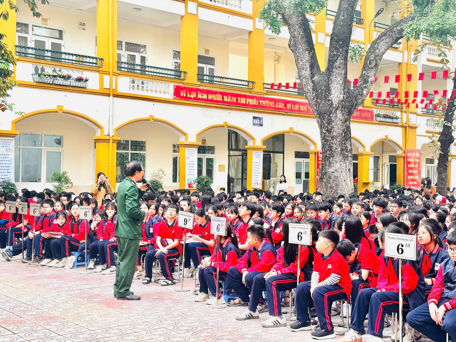 Kh&ocirc;ng kh&iacute; trang trọng, s&ocirc;i nổi tại buổi giao lưu truyền thống thu h&uacute;t sự tham gia đ&ocirc;ng đảo của học sinh Trường THCS Ho&agrave;ng Liệt.