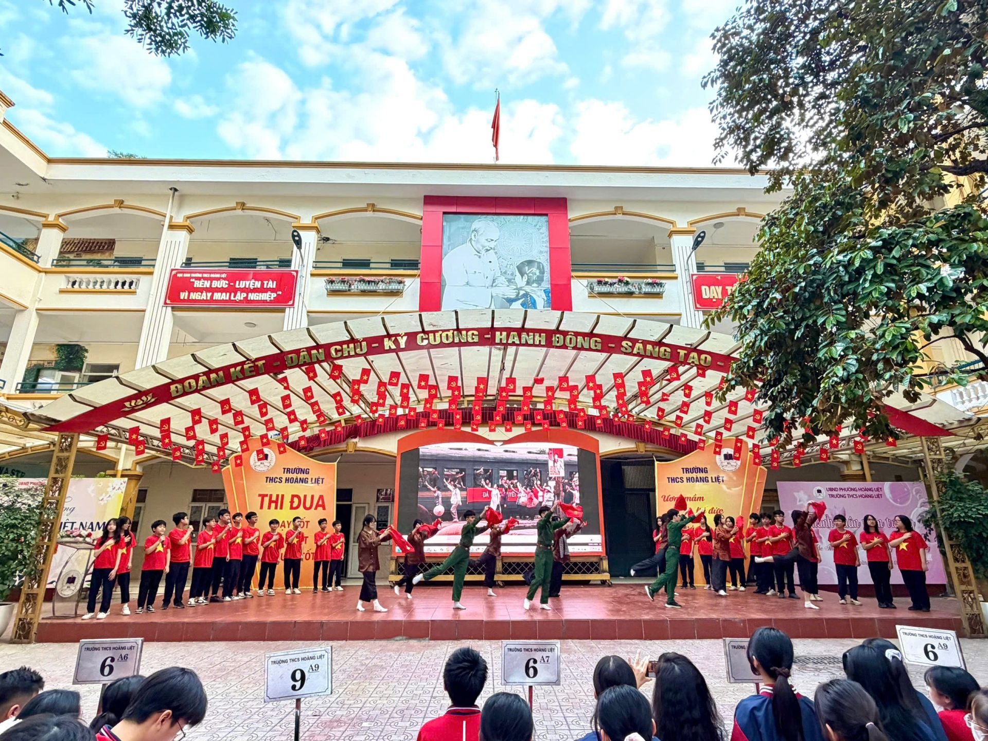 C&aacute;c em học sinh Trường THCS Ho&agrave;ng Liệt biểu diễn văn nghệ s&ocirc;i nổi, g&oacute;p phần tạo kh&ocirc;ng kh&iacute; h&agrave;o hứng cho buổi giao lưu truyền thống.