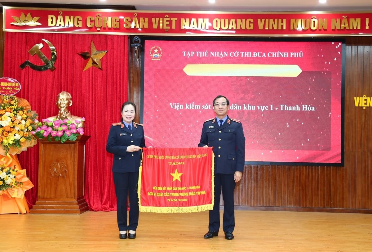 Nh&acirc;n dịp n&agrave;y, thừa ủy quyền của Thủ tướng Ch&iacute;nh phủ, đồng ch&iacute; Hồ Đức Anh, Ph&oacute; B&iacute; thư Thường trực Đảng ủy, Ph&oacute; Viện trưởng VKSND tối cao đ&atilde; trao Cờ thi đua của Ch&iacute;nh phủ tặng VKSND khu vực 1.