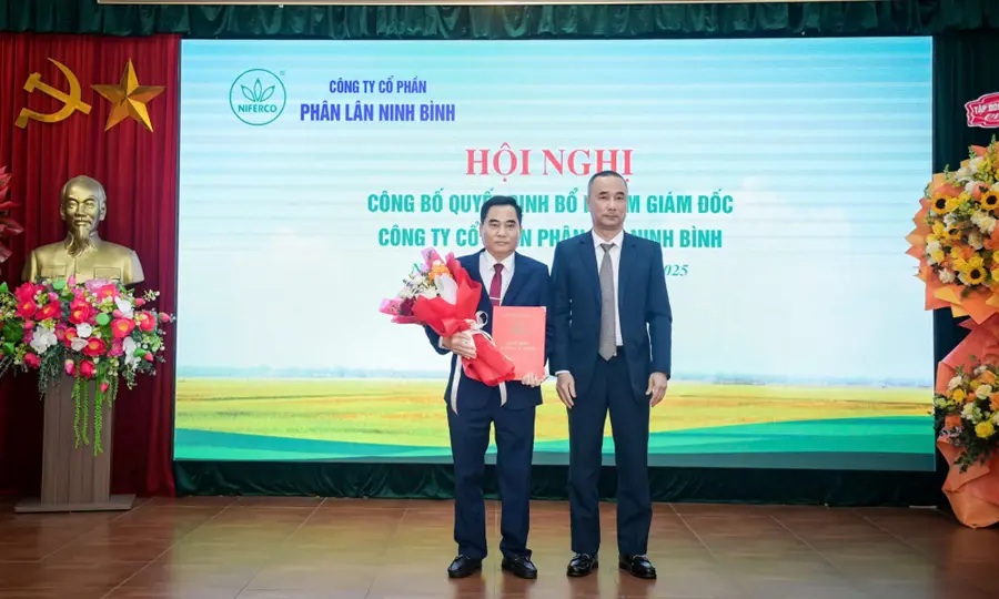 &Ocirc;ng Phạm Mạnh Ninh, B&iacute; thư Đảng ủy, Chủ tịch HĐQT C&ocirc;ng ty Cổ phần Ph&acirc;n l&acirc;n Ninh B&igrave;nh trao Quyết định bổ nhiệm Gi&aacute;m đốc cho &ocirc;ng Ph&ugrave;ng Quang Trung