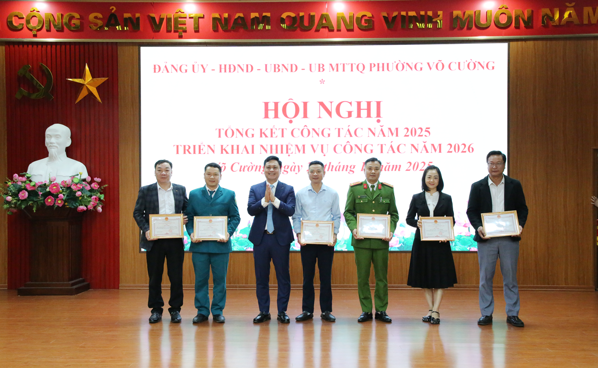 Chủ tịch UBND phường V&otilde; Cường Nguyễn Ngọc Hiếu trao Giấy khen cho c&aacute;c tập thể, c&aacute; nh&acirc;n