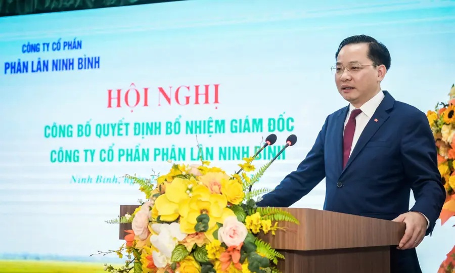 &Ocirc;ng Nguyễn Hữu T&uacute; - Ph&oacute; B&iacute; thư Đảng ủy, Th&agrave;nh vi&ecirc;n HĐTV, Tổng Gi&aacute;m đốc Tập đo&agrave;n H&oacute;a chất Việt Nam ph&aacute;t biểu chỉ đạo tại buổi Lễ, nhấn mạnh vai tr&ograve; người đứng đầu của đồng ch&iacute; Ph&ugrave;ng Quang Trung trong điều h&agrave;nh linh hoạt, b&aacute;m s&aacute;t thị trường, hướng tới ho&agrave;n th&agrave;nh mục ti&ecirc;u tăng trưởng giai đoạn 2026-2030.