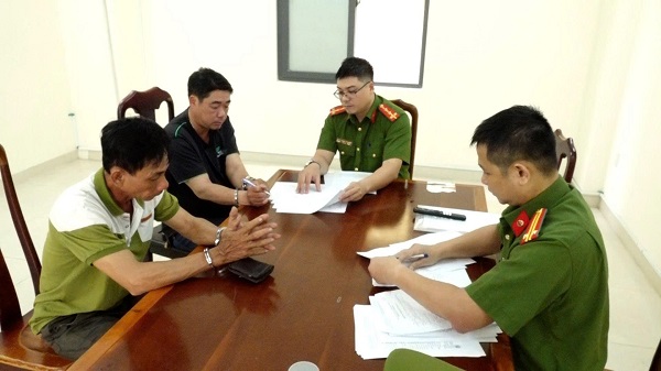 Cảnh s&aacute;t điều tra C&ocirc;ng an tỉnh Kh&aacute;nh H&ograve;a đang l&agrave;m việc với c&aacute;c đối tượng