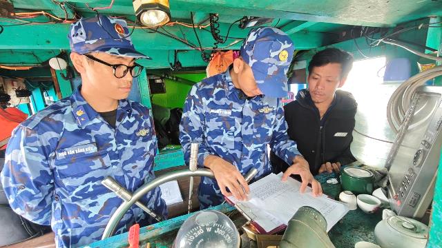 Lực lượng ph&ograve;ng, chống tội phạm, vi phạm V&ugrave;ng Cảnh s&aacute;t biển 2 l&agrave;m việc với chủ 2 t&agrave;u c&aacute; vi phạm.
