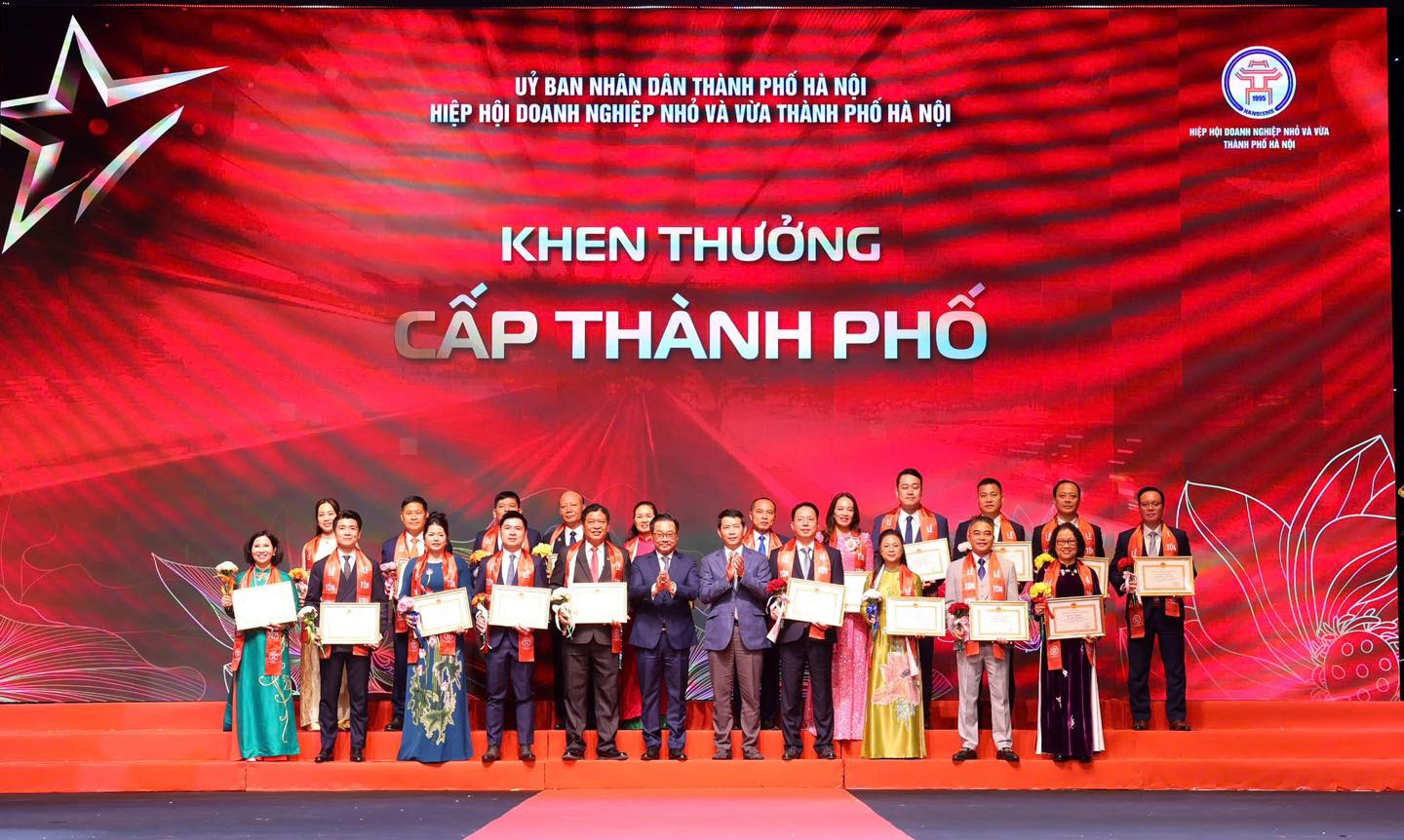 Hà Nội tôn vinh hơn 110 doanh nhân, doanh nghiệp Thủ đô tiêu biểu năm 2025