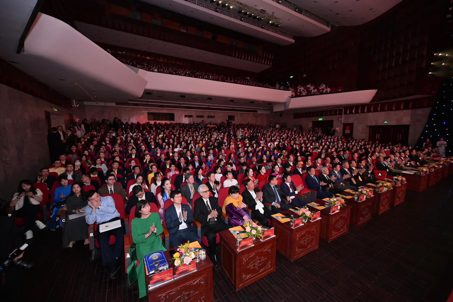 To&agrave;n cảnh Lễ t&ocirc;n vinh Doanh nh&acirc;n, doanh nghiệp Thăng Long năm 2025 với sự tham dự đ&ocirc;ng đảo của l&atilde;nh đạo, đại biểu v&agrave; cộng đồng doanh nh&acirc;n Thủ đ&ocirc;, thể hiện sự ghi nhận v&agrave; tr&acirc;n trọng đối với đ&oacute;ng g&oacute;p của doanh nghiệp cho ph&aacute;t triển kinh tế &ndash; x&atilde; hội H&agrave; Nội.