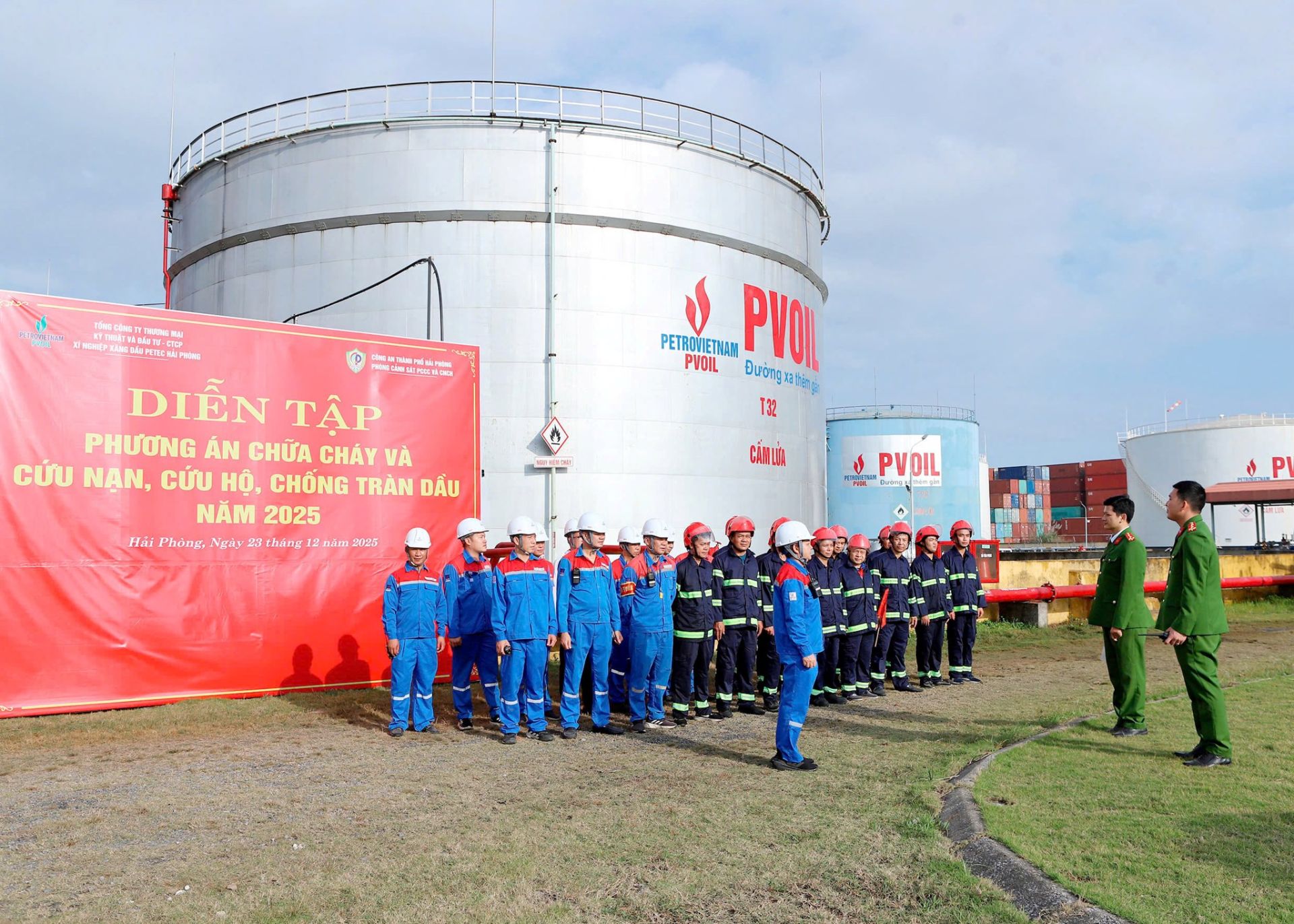 Thực tập phương án chữa cháy và cứu nạn, cứu hộ, chống tràn dầu tại Xí nghiệp xăng dầu PETEC Hải Phòng