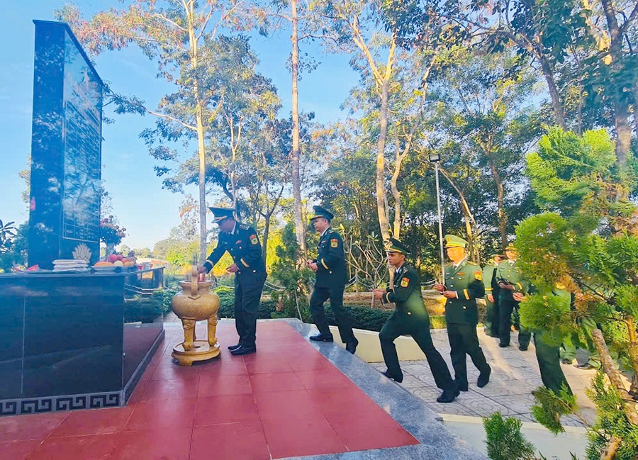 C&aacute;n bộ chiến sĩ Đồn Bi&ecirc;n ph&ograve;ng Cửa khẩu Ch&agrave;ng Riệc d&acirc;ng hương tưởng nhớ c&aacute;c Anh h&ugrave;ng liệt sỹ đồn Bi&ecirc;n ph&ograve;ng Cửa khẩu Ch&agrave;ng Riệc