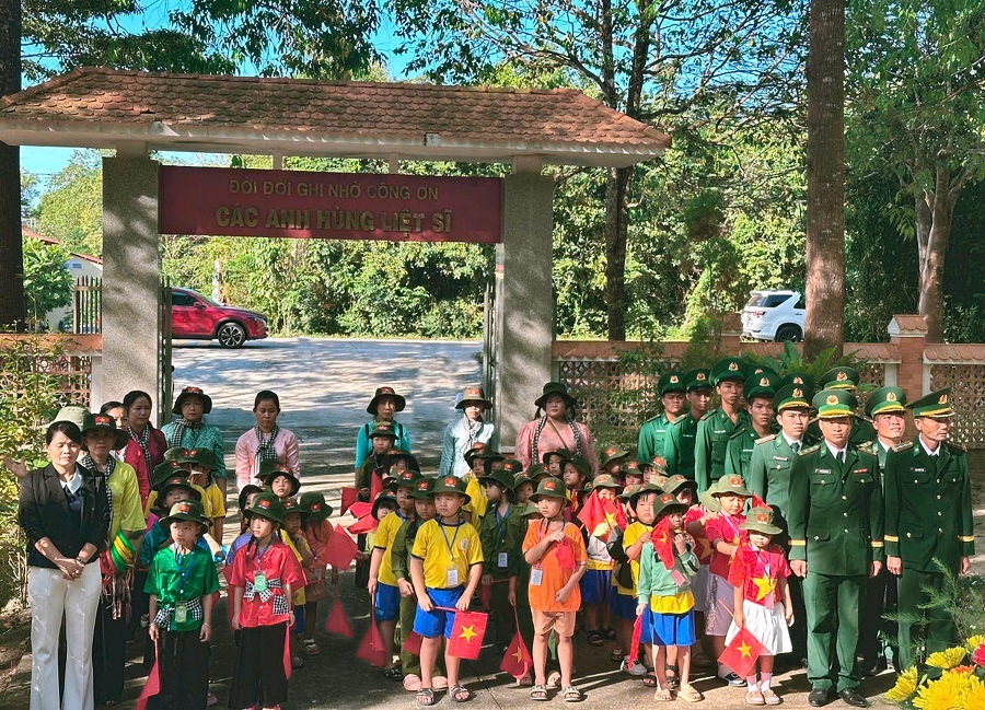 Đồn Bi&ecirc;n ph&ograve;ng L&ograve; G&ograve; phối hợp với Trường mầm non Hoạ Mi viếng bia Liệt sĩ Đồn Bi&ecirc;n ph&ograve;ng L&ograve; G&ograve; trong c&aacute;c hoạt động kỷ niệm 81 năm Ng&agrave;y th&agrave;nh lập Qu&acirc;n đội nh&acirc;n d&acirc;n Việt Nam v&agrave; 36 năm Ng&agrave;y hội Quốc ph&ograve;ng to&agrave;n d&acirc;n