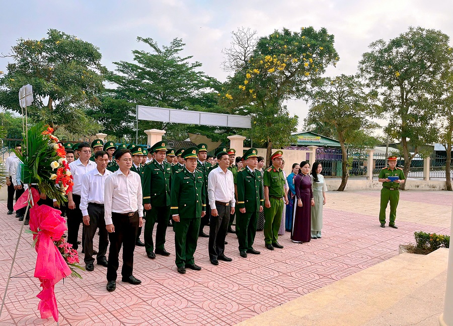 Đồn Bi&ecirc;n ph&ograve;ng Mỹ Thạnh T&acirc;y v&agrave; Thuận B&igrave;nh phối hợp ch&iacute;nh quyền địa phương tổ chức viếng, thắp hương tri &acirc;n liệt sĩ tại Khu lưu niệm truyền thống Tiểu đo&agrave;n 261 - Giron v&agrave; Nh&agrave; bia Tưởng niệm liệt sĩ x&atilde; B&igrave;nh Th&agrave;nh
