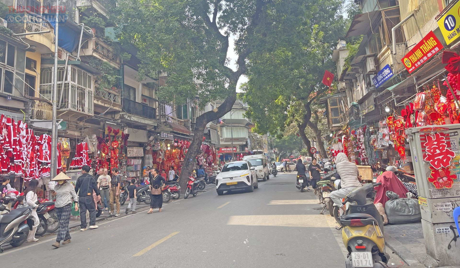 Việc siết chặt trật tự đ&ocirc; thị gi&uacute;p tuyến phố H&agrave;ng M&atilde; năm nay gọn g&agrave;ng, th&ocirc;ng tho&aacute;ng, tạo thuận lợi cho người d&acirc;n v&agrave; du kh&aacute;ch tham quan.