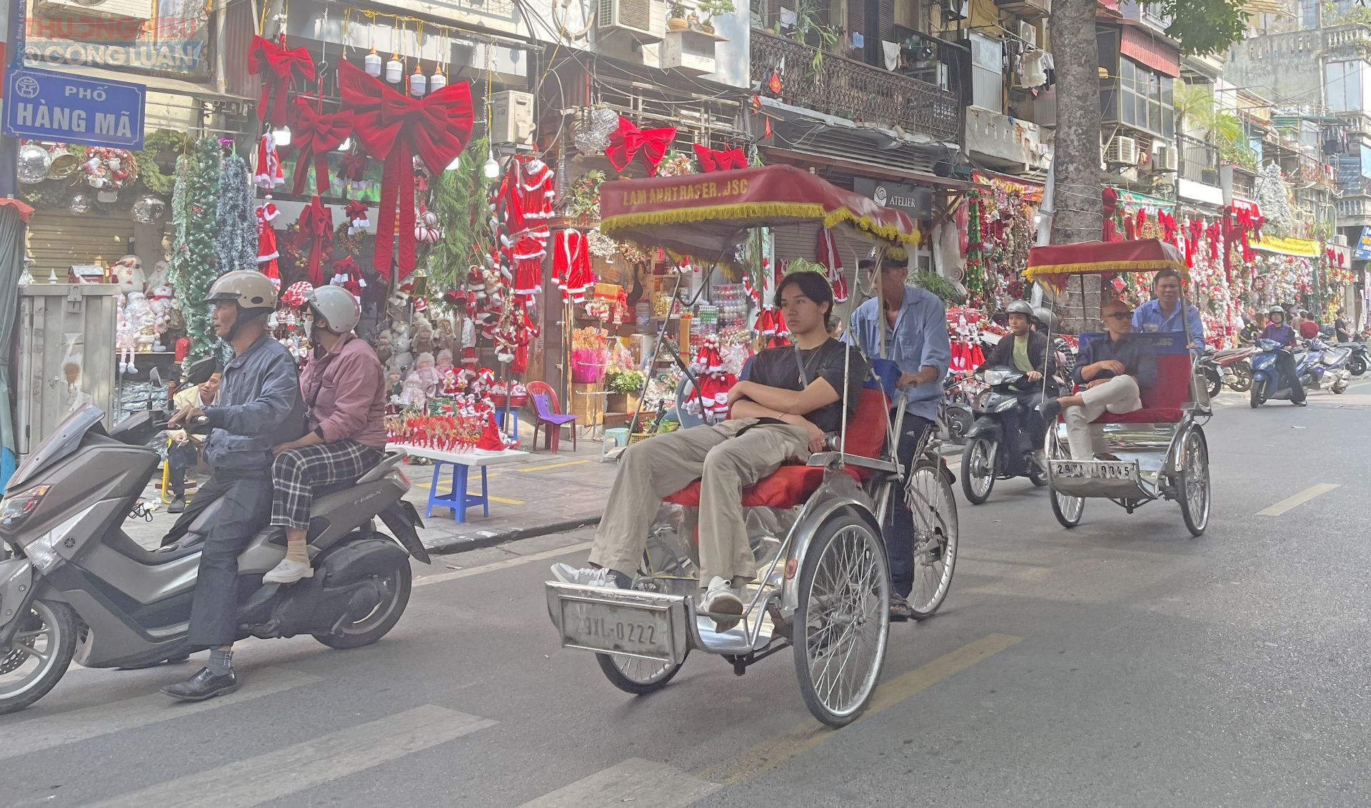 Người d&acirc;n v&agrave; du kh&aacute;ch dạo chơi, tr&ecirc;n phố H&agrave;ng M&atilde;.