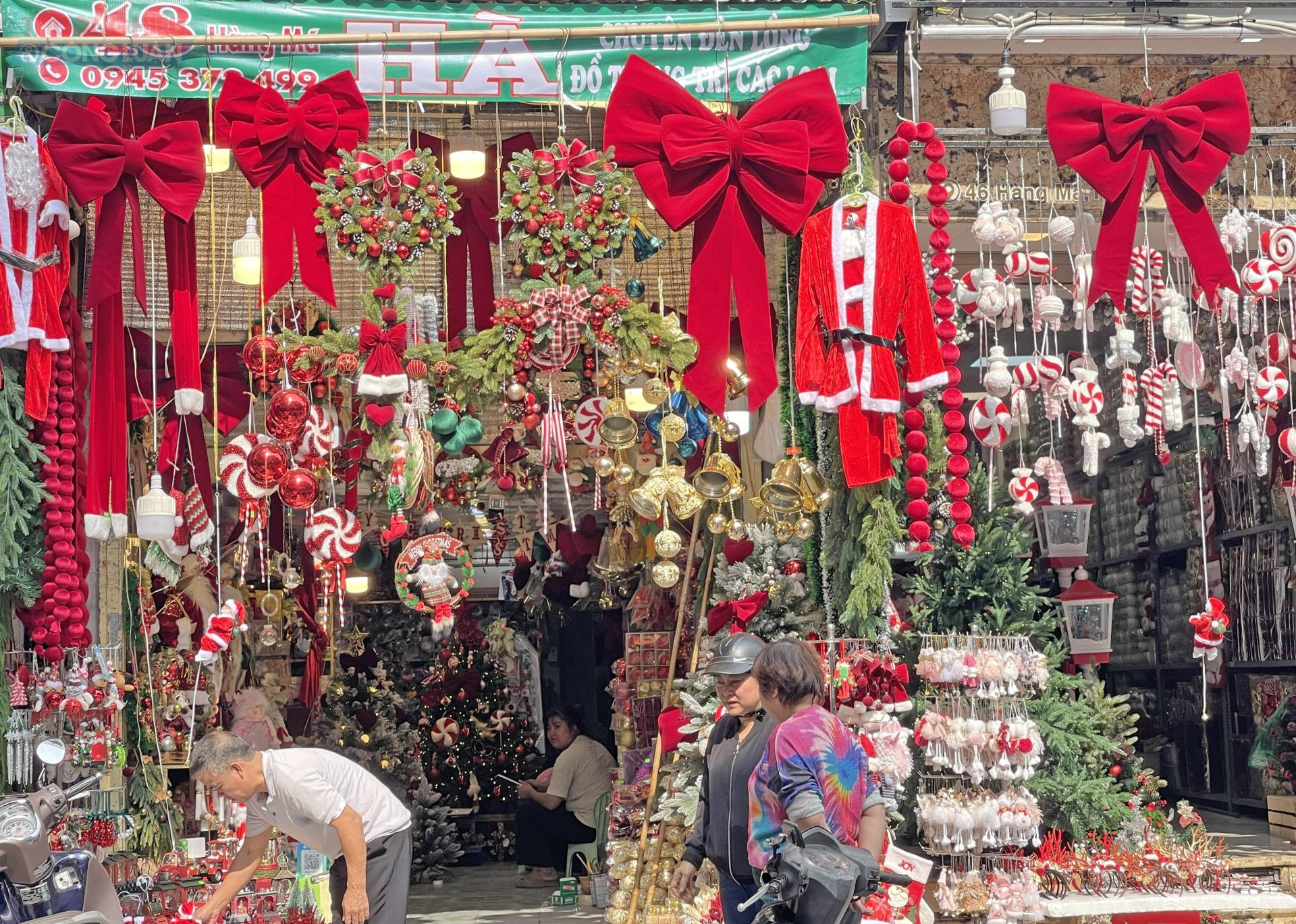 C&aacute;c cửa h&agrave;ng tr&ecirc;n phố H&agrave;ng M&atilde; đồng loạt trang ho&agrave;ng rực rỡ, b&agrave;y b&aacute;n đa dạng vật phẩm Gi&aacute;ng sinh, tạo n&ecirc;n kh&ocirc;ng gian lễ hội s&ocirc;i động giữa l&ograve;ng Thủ đ&ocirc;.