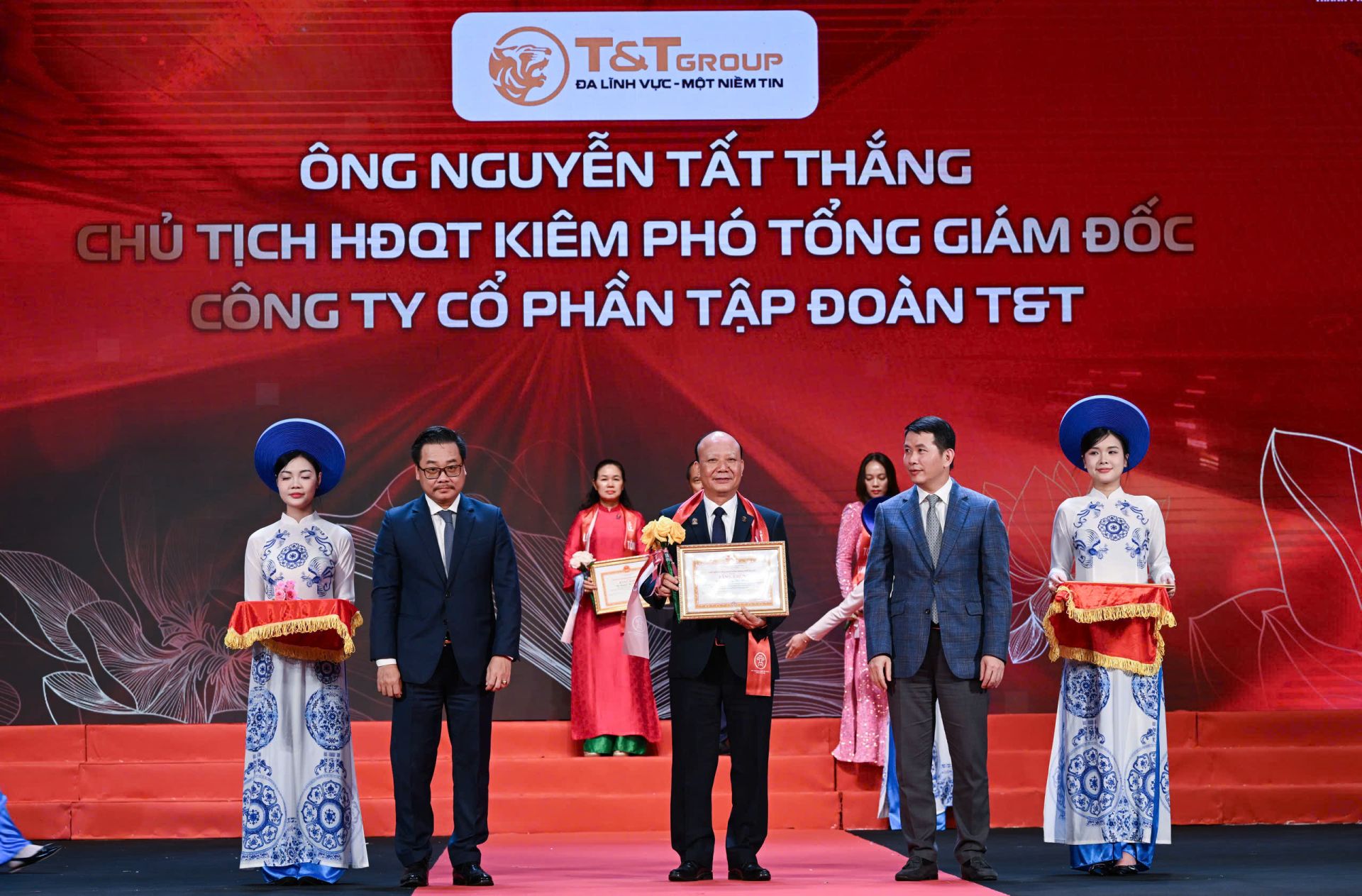 Ông Nguyễn Tất Thắng, Chủ tịch HĐQT Tập đoàn T&T Group nhận Bằng khen của UBND TP Hà Nội. Ông Nguyễn Tất Thắng, Chủ tịch HĐQT Tập đoàn T&T Group nhận Bằng khen của UBND TP Hà Nội.