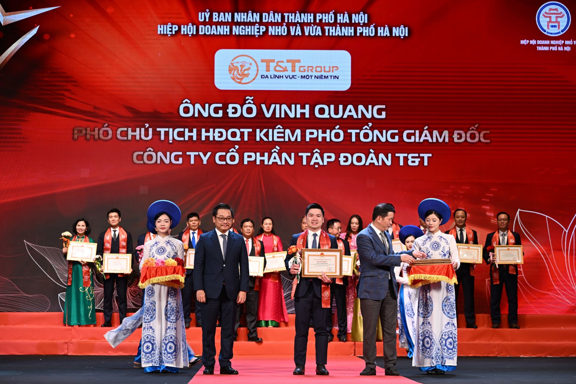 Ph&oacute; Chủ tịch HĐQT T&T Group Đỗ Vinh Quang nhận Bằng khen của Chủ tịch UBND TP H&agrave; Nội.