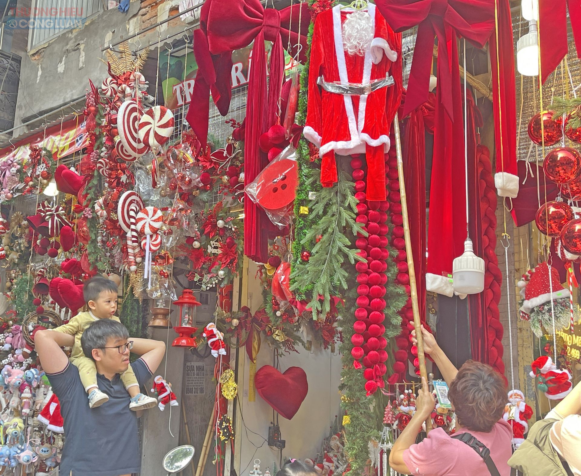 Phố H&agrave;ng M&atilde; trở th&agrave;nh điểm dạo chơi, chụp ảnh Gi&aacute;ng sinh sớm của nhiều bạn trẻ.