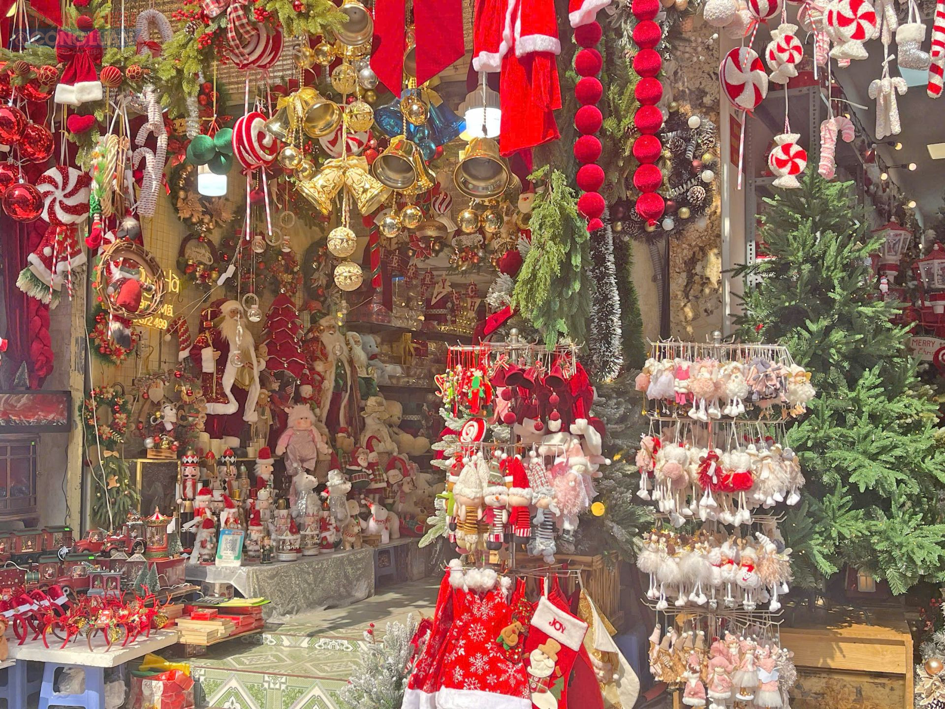 Phụ kiện Noel đủ chủng loại, m&agrave;u sắc được b&agrave;y b&aacute;n dọc hai b&ecirc;n phố.
