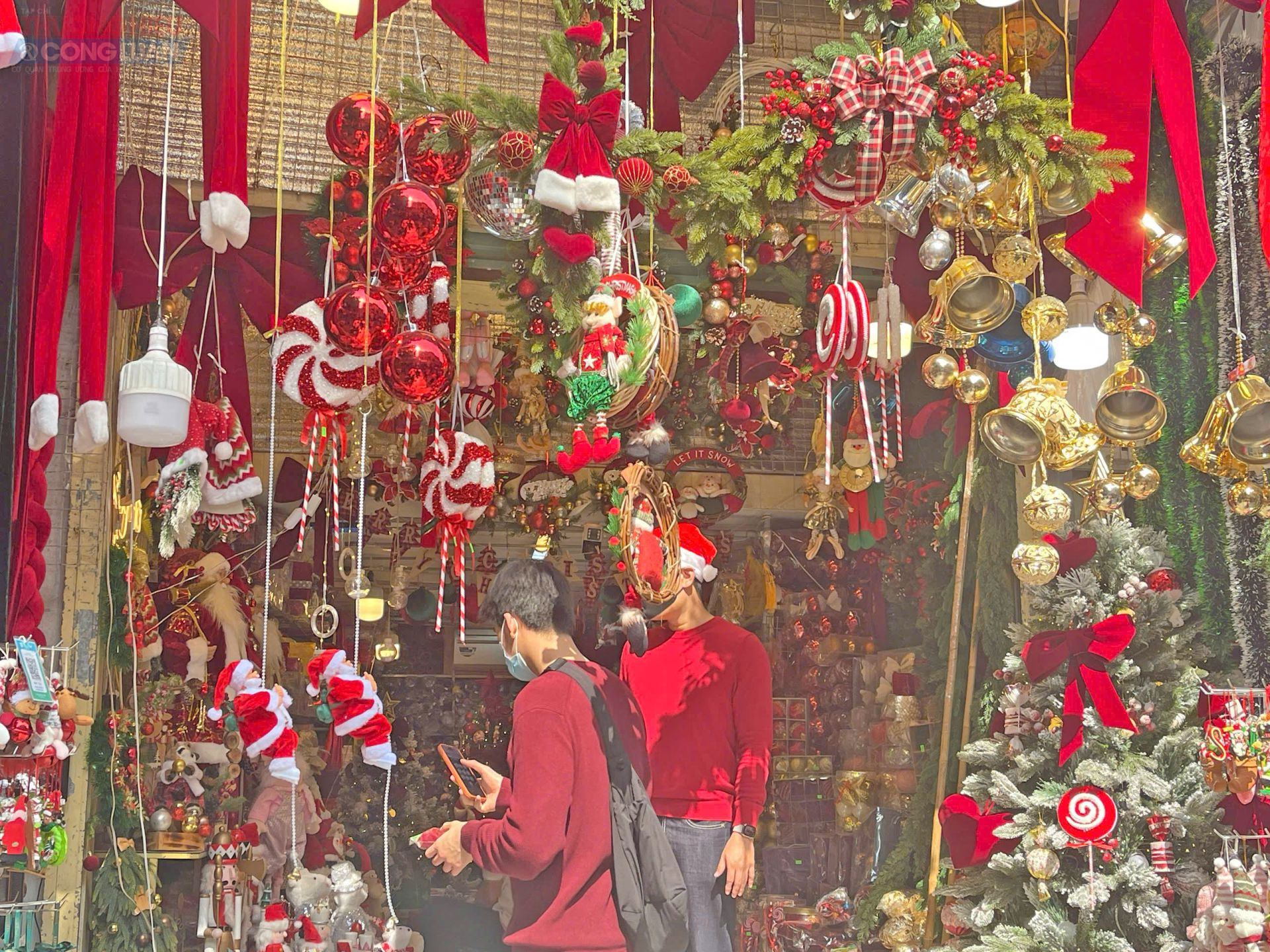 Người mua lựa chọn c&aacute;c phụ kiện trang tr&iacute; với mức gi&aacute; ph&ugrave; hợp.