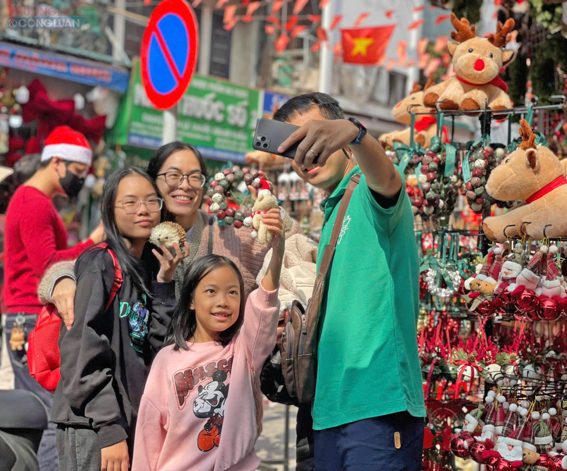 Trong kh&ocirc;ng kh&iacute; Gi&aacute;ng sinh cận kề, nhiều gia đ&igrave;nh tranh thủ dịp cuối tuần l&ecirc;n phố, chụp ảnh kỷ niệm, ghi lại những khoảnh khắc sum vầy của những ng&agrave;y cuối năm.