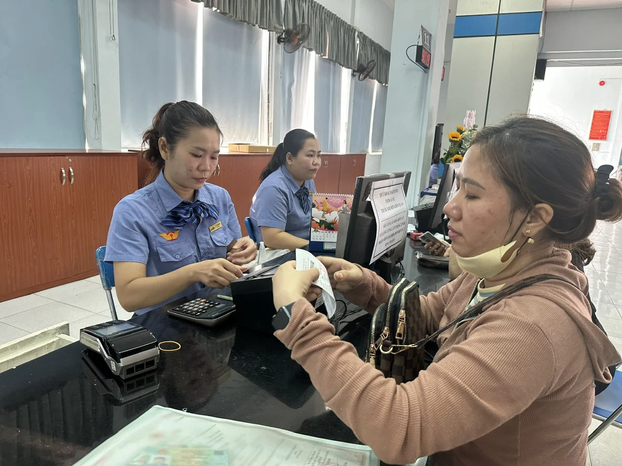 Người d&acirc;n mua v&eacute; t&agrave;u Tết tại ga S&agrave;i G&ograve;n. Ảnh: Gia Linh