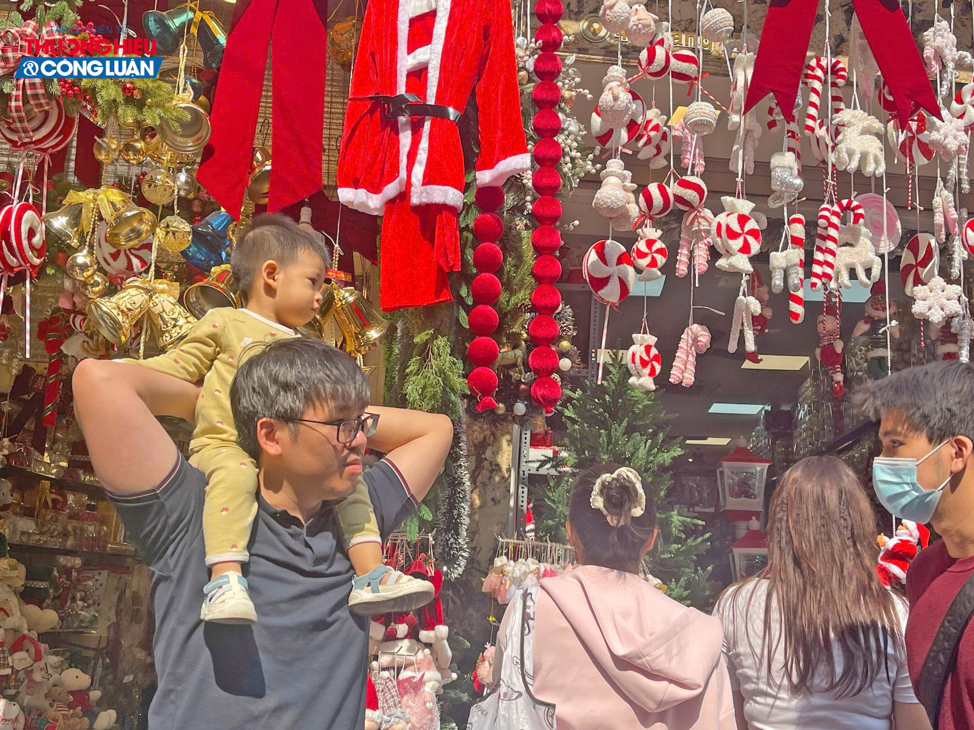 Phố Hàng Mã rực rỡ sắc màu Giáng sinh, sức mua chưa thực sự sôi động