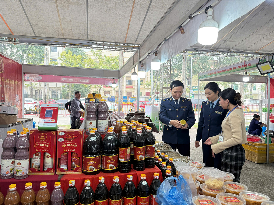 Lực lượng QLTT tỉnh Thanh H&oacute;a kiểm so&aacute;t chất lượng, nguồn gốc h&agrave;ng h&oacute;a tại Khu trưng b&agrave;y, giới thiệu sản phẩm n&ocirc;ng sản, thực phẩm an to&agrave;n tỉnh Thanh H&oacute;a năm 2025