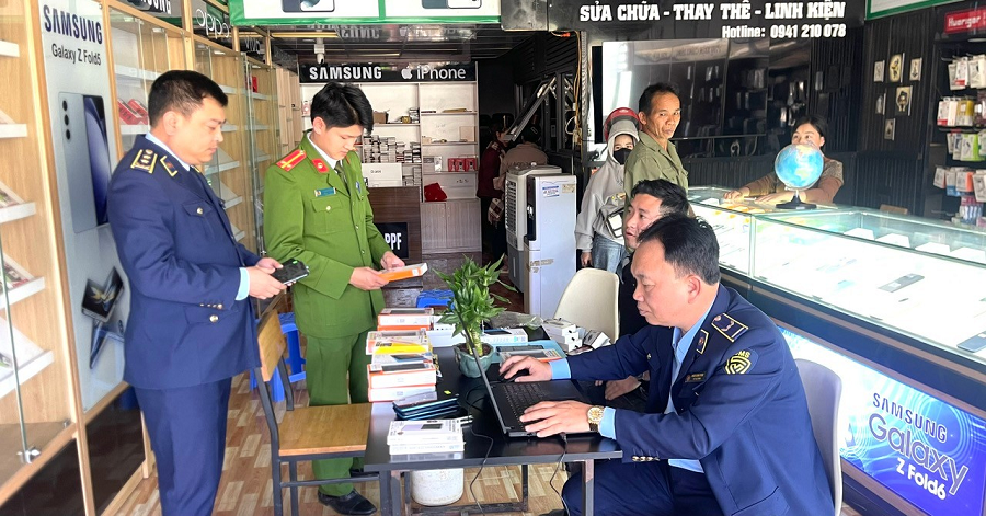 Sơn La: Phát hiện, tạm giữ hàng chục điện thoại di động nghi nhập lậu tại xã vùng cao Mường Lầm