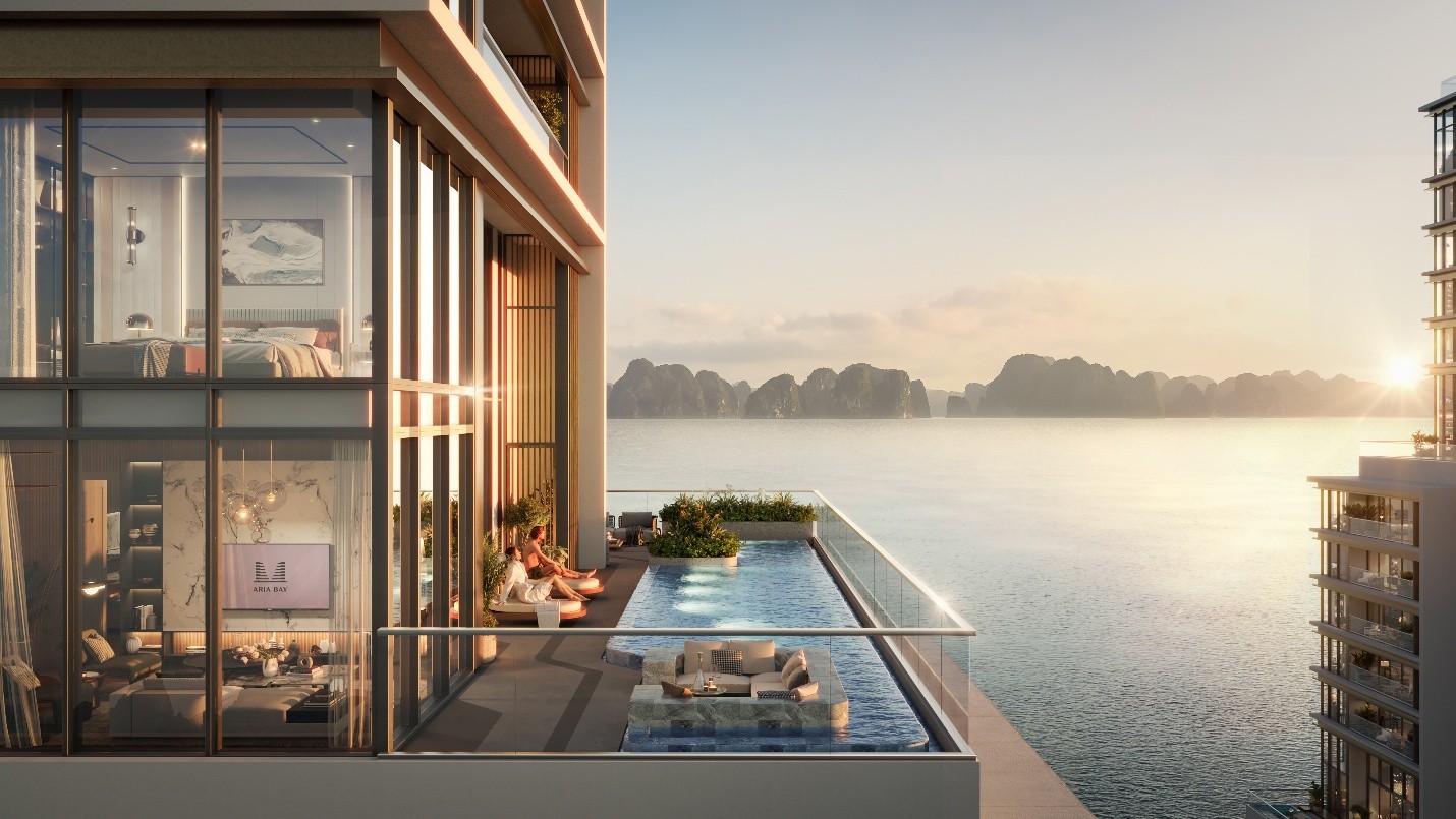 Aria Bay nằm trong số những t&ograve;a th&aacute;p hiếm hoi tại Hạ Long sở hữu tọa độ &ldquo;Front Row&rdquo; v&agrave; tầm nh&igrave;n 360 độ, &ocirc;m trọn vẻ đẹp của vịnh - hồ - phố. Đ&oacute; l&agrave; nhờ thiết kế kiến tr&uacute;c giật cấp độc bản, c&ugrave;ng c&aacute;c mảng k&iacute;nh hộp Low-E khổ lớn nối tiếp theo chiều cao mặt đứng.