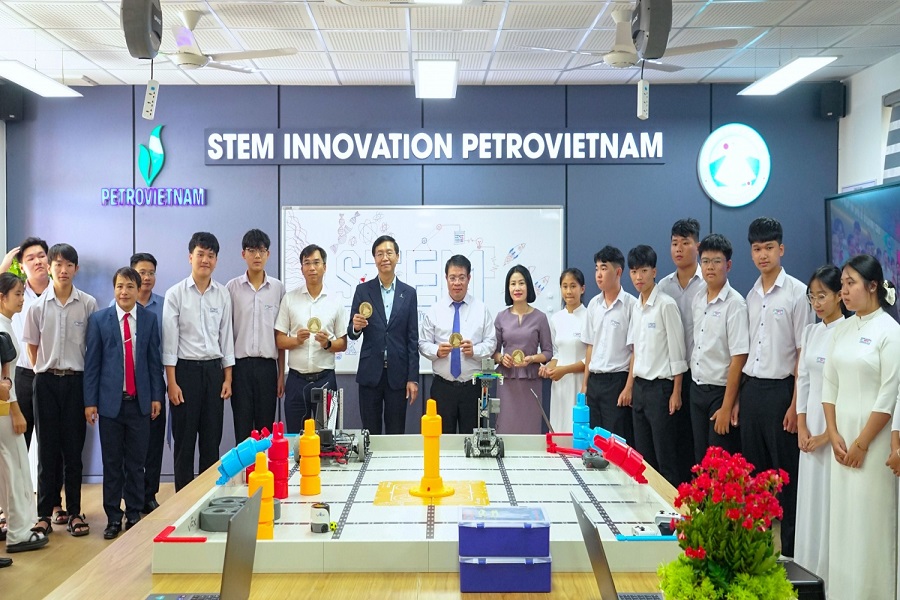 C&aacute;c đại biểu tham quan ph&ograve;ng STEM tại Trường THPT Đạm Ri