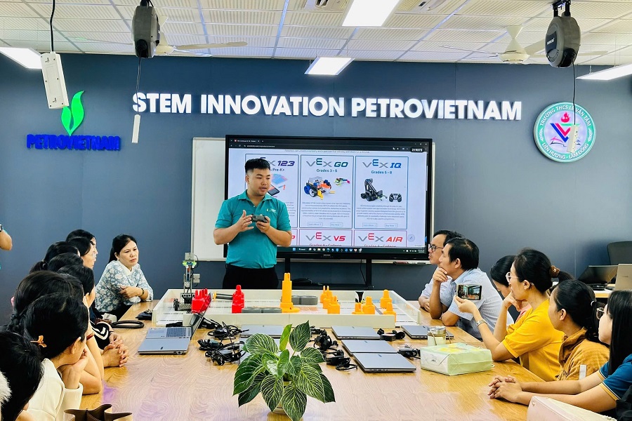 C&aacute;c kỹ thuật vi&ecirc;n hướng dẫn thầy c&ocirc; gi&aacute;o Trường THCS L&ecirc; Văn T&aacute;m sử dụng c&aacute;c thiết bị trong ph&ograve;ng STEM)