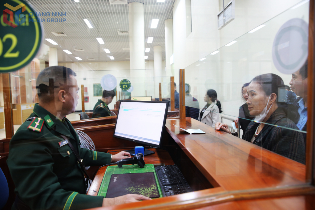 Hoạt động xuất nhập cảnh tại Cửa khẩu quốc tế M&oacute;ng C&aacute;i, phường M&oacute;ng C&aacute;i 1