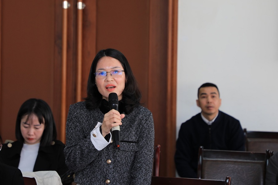 Đại diện Sở Khoa học v&agrave; C&ocirc;ng nghệ L&acirc;m Đồng b&aacute;o c&aacute;o kết quả triển khai chương tr&igrave;nh hỗ trợ doanh nghiệp