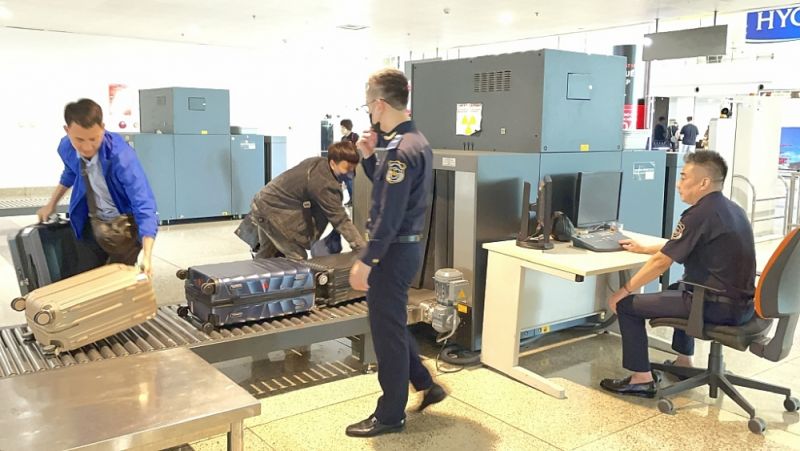 Hoạt động nghiệp vụ của c&ocirc;ng chức Hải quan cửa khẩu s&acirc;n bay quốc tế Nội B&agrave;i (Chi cục Hải quan khu vực I). Ảnh: Cục Hải Quan