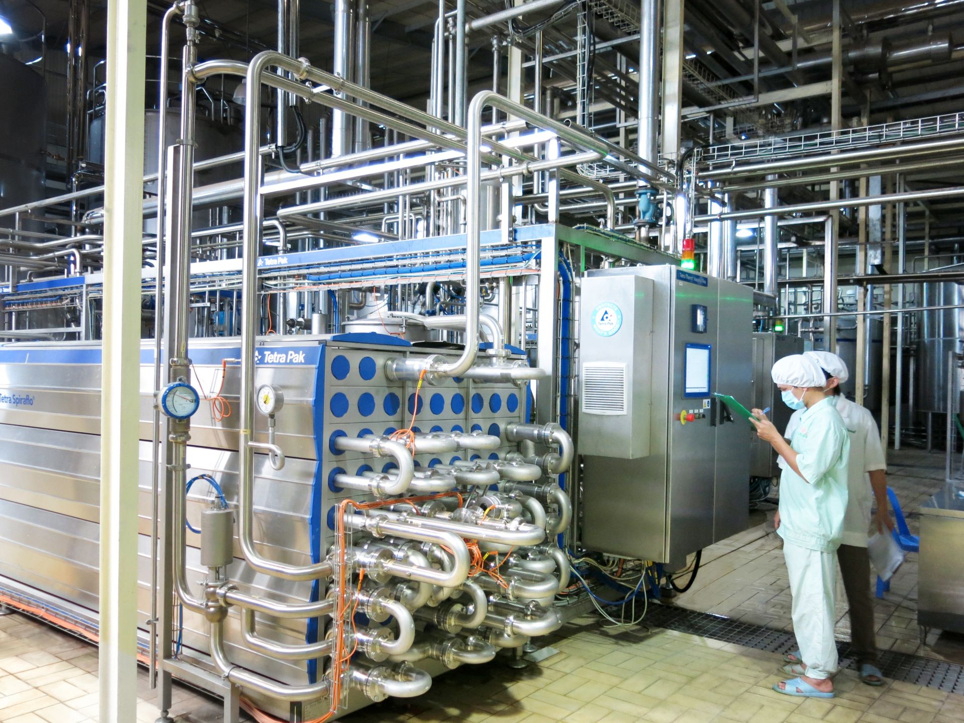 Hệ thống m&aacute;y m&oacute;c hiện đại b&ecirc;n trong nh&agrave; m&aacute;y của Nutifood