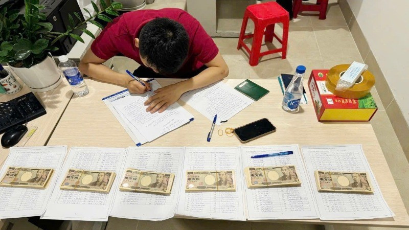 Lực lượng Hải quan cửa khẩu s&acirc;n bay quốc tế Nội B&agrave;i ph&aacute;t hiện một h&agrave;nh kh&aacute;ch vận chuyển tr&aacute;i ph&eacute;p&nbsp;ngoại tệ. Ảnh: Cục Hải Quan