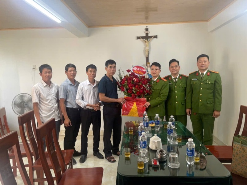 Công an Hưng Yên tặng quà giáo họ Đồng Tâm nhân dịp lễ Noel