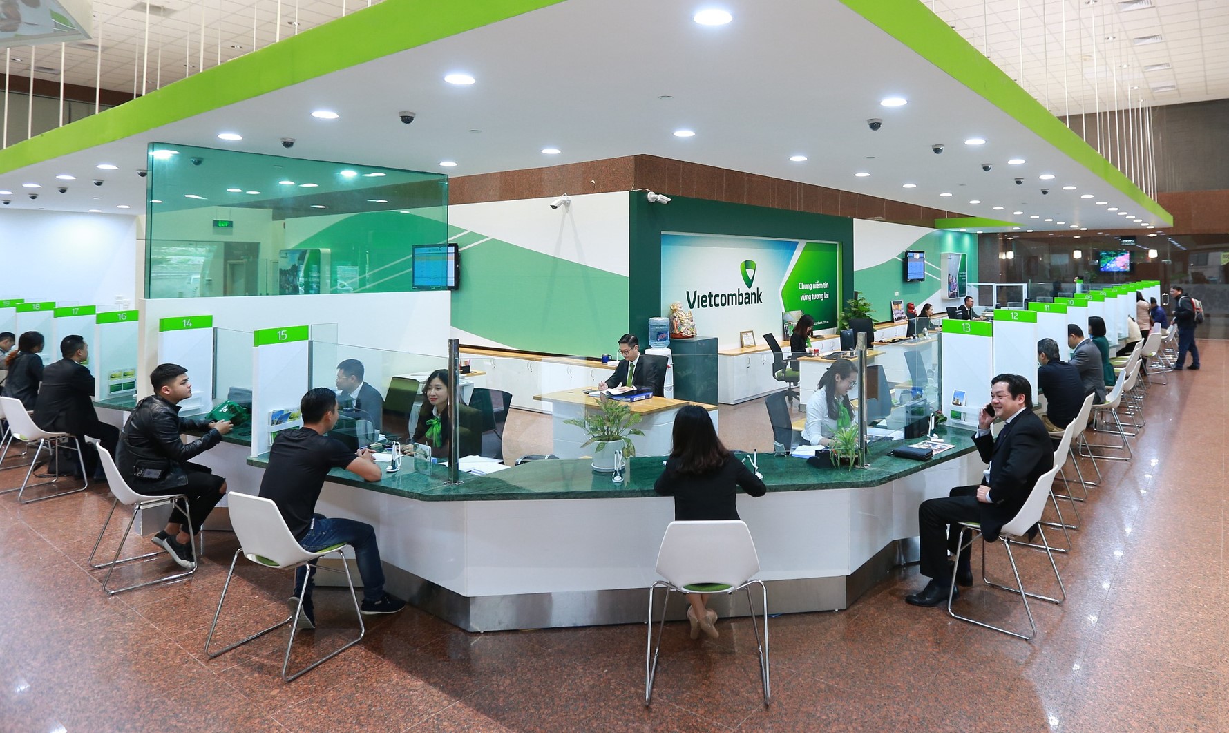 Vietcombank giảm lãi suất cho vay, hỗ trợ khách hàng bị thiệt hại bởi bão, lũ năm 2025