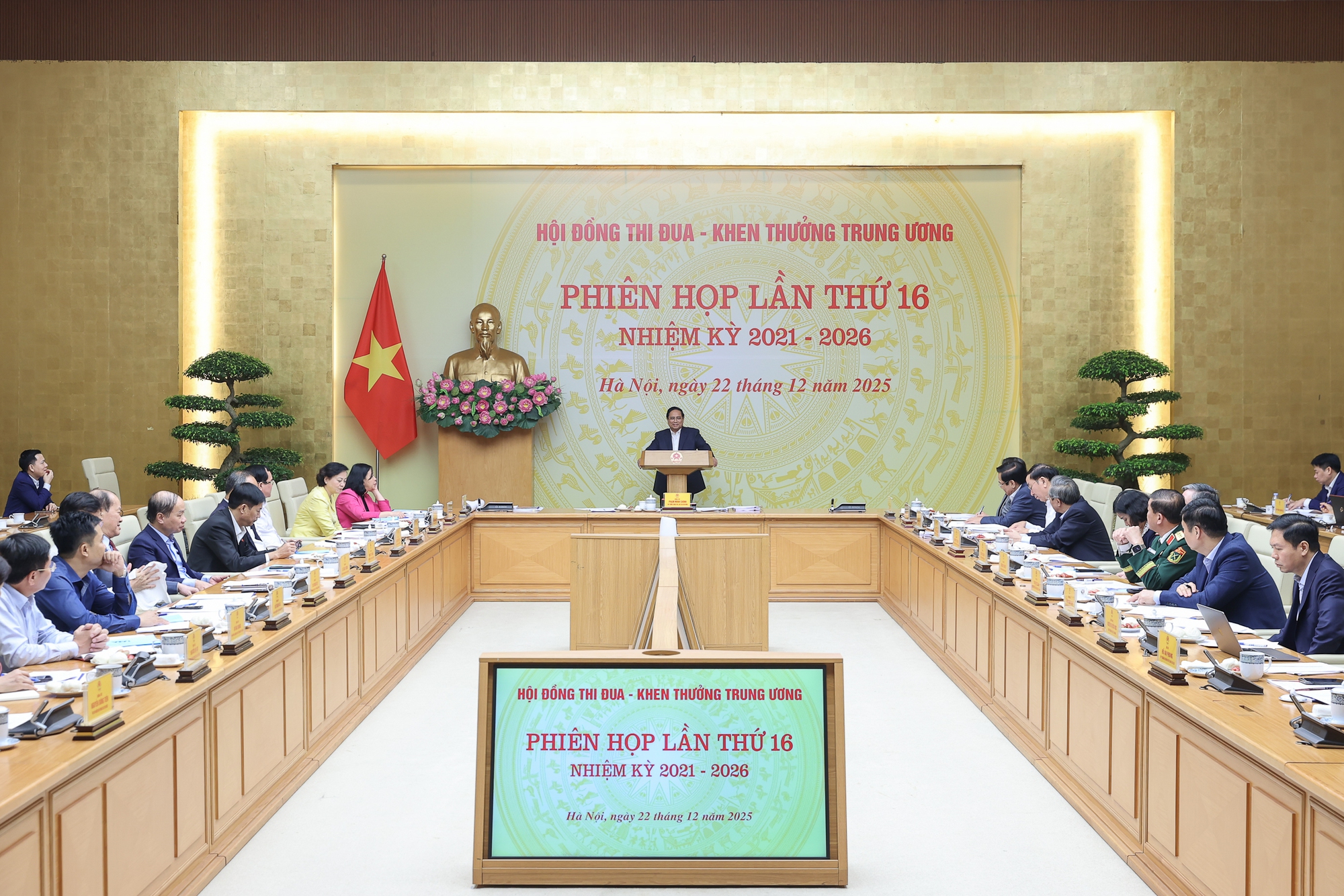 Thủ tướng Ch&iacute;nh phủ Phạm Minh Ch&iacute;nh, Chủ tịch Hội đồng Thi đua - Khen thưởng Trung ương chủ tr&igrave; phi&ecirc;n họp lần thứ 16 của Hội đồng nhiệm kỳ 2021-2025.