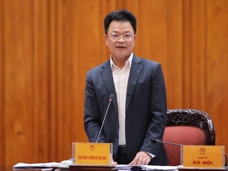 Đại diện Tổng C&ocirc;ng ty Đường sắt Việt Nam b&aacute;o c&aacute;o tại cuộc họp - Ảnh: VGP/Nhật Bắc