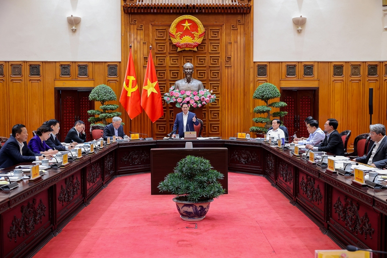 Thủ tướng cũng y&ecirc;u cầu c&aacute;c cơ quan x&acirc;y dựng lộ tr&igrave;nh cụ thể về đ&agrave;o tạo nguồn nh&acirc;n lực, lộ tr&igrave;nh nội địa h&oacute;a một c&aacute;ch tối đa để g&oacute;p phần ph&aacute;t triển ng&agrave;nh c&ocirc;ng nghiệp đường sắt - Ảnh: VGP/Nhật Bắc