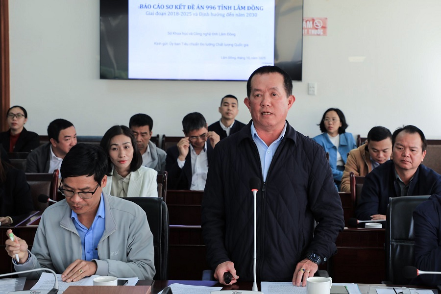 L&atilde;nh đạo Chi cục Ti&ecirc;u chuẩn đo lường chất lượng, Sở Khoa học v&agrave; C&ocirc;ng nghệ L&acirc;m Đồng b&aacute;o c&aacute;o kết quả triển khai Đề &aacute;n 996 của Ch&iacute;nh phủ