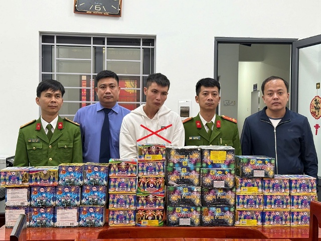 Nghệ An: Phát hiện, bắt giữ đối tượng cất giấu hơn 70 kg pháo nổ trái phép