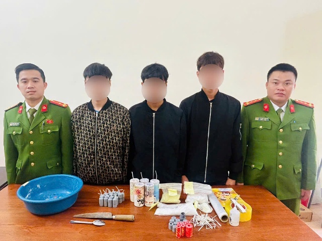 C&aacute;c đối tượng v&agrave; tang vật l&agrave; ph&aacute;o tự chế.