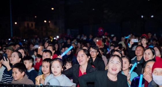 Lễ hội l&agrave; dịp để cộng đồng Diễn Ch&acirc;u x&iacute;ch lại gần nhau hơn