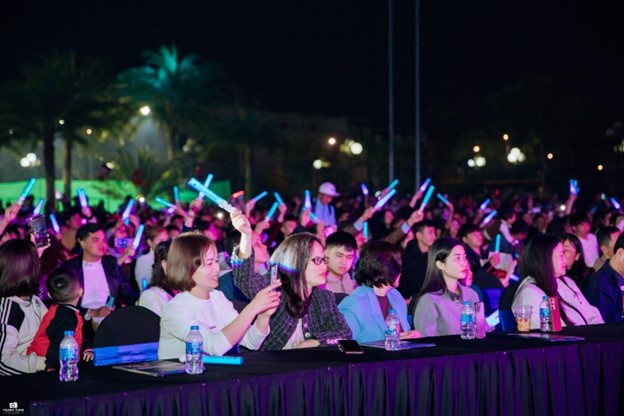 Qua &ldquo;T&igrave;nh kh&uacute;c Gi&aacute;ng sinh&rdquo;, ROX Living thể hiện định hướng ph&aacute;t triển khu đ&ocirc; thị kh&ocirc;ng chỉ qua hạ tầng đồng bộ, tiện &iacute;ch nội khu phong ph&uacute; m&agrave; c&ograve;n x&acirc;y dựng cộng đồng cư d&acirc;n sống chất nhờ c&aacute;c hoạt động văn h&oacute;a n&acirc;ng cao đời sống tinh thần cho cư d&acirc;n v&agrave; người d&acirc;n địa phương